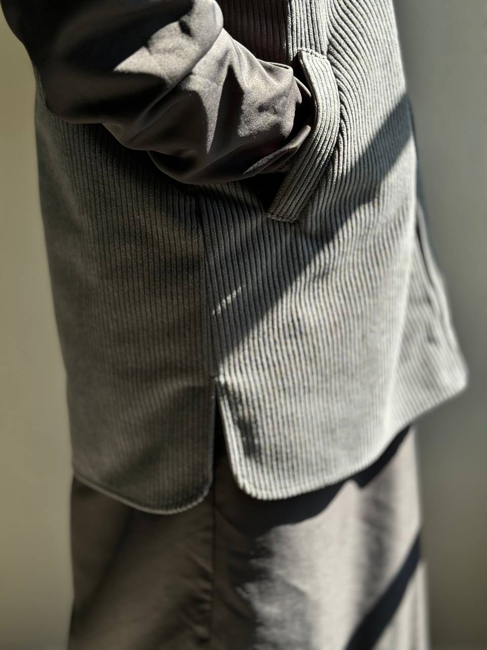 PRÉCOMMANDE - Gilet Velours Gris à Capuche – Élégance éthique & Modernité HAQQAN