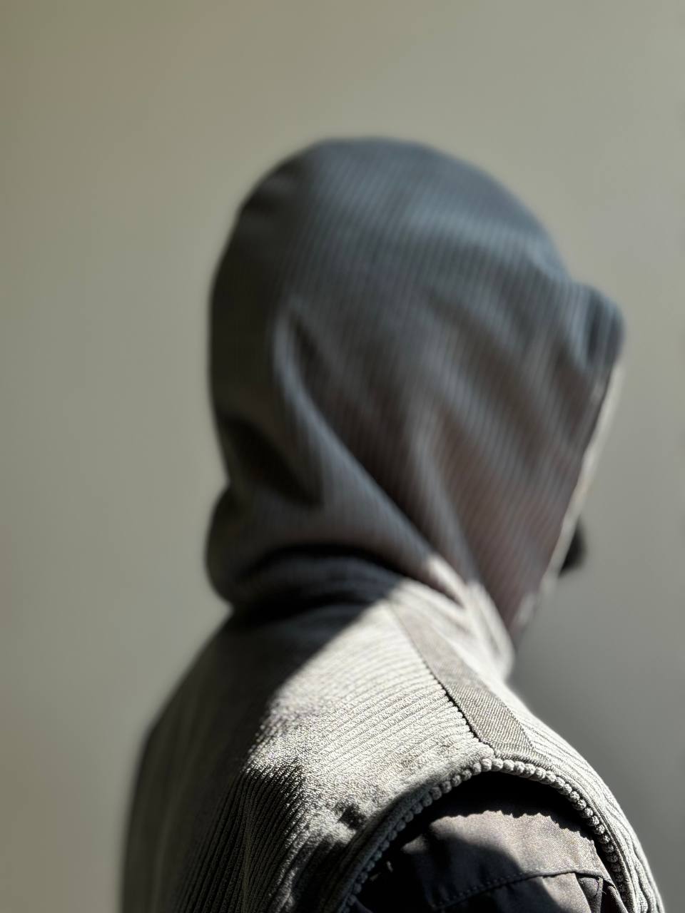 PRÉCOMMANDE - Gilet Velours Gris à Capuche – Élégance éthique & Modernité HAQQAN