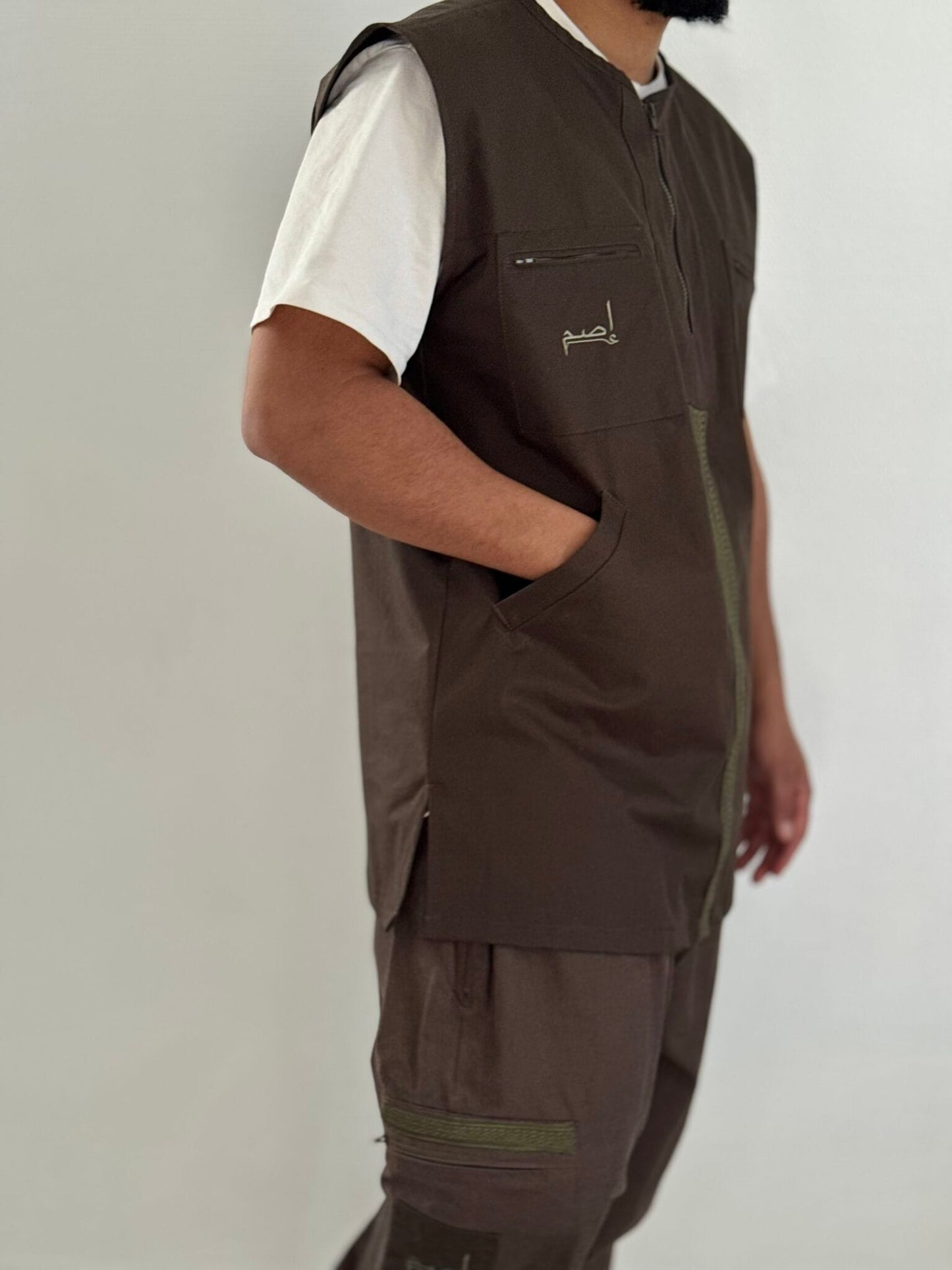 PRÉCOMMANDE - Gilet Cargo Manches Courtes – Élégant Structurée & Logo Brodé HAQQAN